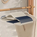 Pack de 10 perchas de plástico beige antideslizantes con detalles en azul - Verde azulado