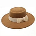 Dettaglio cappello in lana marrone con nastro beige e fibbia a forma di ape dorata - Cachi