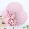 Eleganter rosa Wollfilz-Glockenhut für Damen mit Netzblumen und Federschmuck im Retro-Stil - M (56-58cm) / Rosa