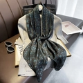 Écharpe effet soie avec motif cachemire bleu classique sur fond noir pour femme - 24210-image Principale / 110*110CM