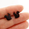 Macro di orecchini a lobo a forma di scoiattolo nero minimalista esposti sul dito - Stile Scoiattolo 362 / Nero