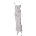 Dettaglio del pizzo floreale bianco e della fodera beige sull'abito lungo ed aderente - S / Bianco