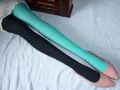 Détail de collants en velours bicolore bleu lac et noir avec des chaussures plates roses - Entrejambe fermé / Bleu lac clair+Noir