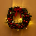 Detail eines Weihnachtskranzes mit LED-Lichtern, roten Beeren und goldenem Merry Christmas Schild - Stil B (Leuchtende Rote Beeren)