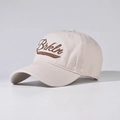 Détail de la broderie Brkln sur casquette de baseball en coton beige à bord incurvé - Beige
