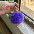 Llavero de pelo de conejo sintético morado con anillo y cierre de metal dorado - Morado