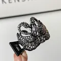 Pince à cheveux cygne élégante avec strass noirs et finition perle grise - Forme de Cygne / Métal canon