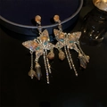 Detailopname van vlinder oorbellen met champagne kristallen en lange metalen kwastjes - Gouden Vlinder Lange Kwastje Stijl (35#)