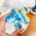 Molla per capelli a fiore con vivaci strisce blu e gialle ed effetto perlato lucido - 6.8cm / Blu