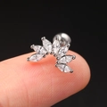 Makroaufnahme von marquise-Zirkonia-Ohrstecker aus Edelstahl auf einer Fingerspitze - Sieben Steine Marquise Bogen (CC002-19) / Weißgold