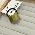 Elastico per capelli minimalista con ciondolo in resina verde oliva traslucida - Venatura del legno Verde