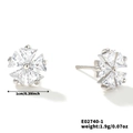 Détails rapprochés des boucles d'oreilles fleur de 1cm avec zircons et mesures de taille - Forme d'Étoile Flocon de Neige (E02740-1)