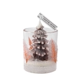 Kreative dunkelgraue Weihnachtsbaum-Duftkerze im Glas mit dekorativen orangen Blättern - Brauner Weihnachtsbaum (Schwarze Zeder & Wacholder)