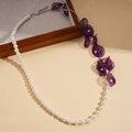 Elegante Perlenkette mit lila Chiffonblume und Silberverschluss auf beigem Hintergrund - Lila Chiffon-Blumen-Stil / Lila