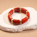 Makroaufnahme: Rotes Marmor-Acryl-Armband mit goldfarbenen Zylinderperlen im Vintage-Stil - Rotes Marmormuster (HB4173)