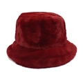 Dettaglio ravvicinato di un cappello a secchiello in ecopelliccia rossa spessa e calda - M(56-58cm) / Borgogna