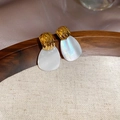 Vista macro di orecchini placcati oro 24k con trama incisa e pendente in madreperla - Stile Goccia d'acqua Placcato in Oro Vero 18k (HE25910-WE2396)