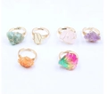 Detalle macro de seis anillos artesanales de piedra de cristal natural en varios colores - Cristal Colorido