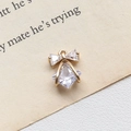 Détail macro d'un pendentif nœud doré serti de zircons pour la création de bijoux DIY - 8# Nœud papillon en zircon
