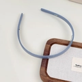 Détail du serre-tête en acétate bleu montrant les dents antidérapantes sur plateau bois - Bleu