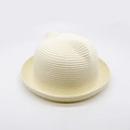 Détail du chapeau en paille crème avec un design d'oreilles de chat et tissage fin - Enfant / crème