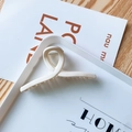 Grande pince à cheveux mate beige au design torsadé minimaliste pour femmes - Croisé / Blanc Solide