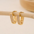 Elegante goldene U-förmige Ohrringe mit doppelreihigen Zirkoniasteinen auf einem Holzständer - EH410019-Gold Zweireihig Zirkonia