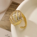 Luxe goudvergulde verstelbare ring met schelpenpatroon en glinsterende zirkonia-rijen - Schelp Textuur Bolvormige Stijl (13980)