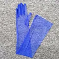 Detailansicht der königsblauen langen Tüllhandschuhe aus Netzstoff für Hochzeiten - 55cm / Blau