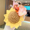 Handgestrickter Sonnenblumen-Schlüsselanhänger mit orangefarbenem Ring und Glocke - Perfekte Wiedervereinigung