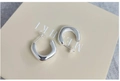 Détail macro de boucles d'oreilles carrées en argent avec finition miroir poli - Arche Épaisse en Forme de U / Argent