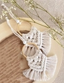 Ciondoli macramè beige fatti a mano con anello dorato e dettagli con nappe - Stile Anello senza Evil Eye