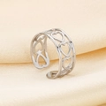 Dettaglio del motivo a cuore scavato argento su anello in acciaio inossidabile - Taglia unica / Stile Cuore d'Acciaio (KR105013)