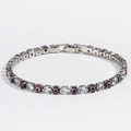 Detailansicht eines silbernen Tennisarmbands mit Zirkonia und lila Evil Eye Anhängern - Lila Platin