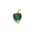 Makroaufnahme von Herzanhänger aus Gold mit facettiertem grünem Edelstein und Ring - Herz / Grün
