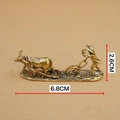 Statuina vintage in ottone contadino che ara con bue decorazione ufficio - Scena di Aratura - Grande