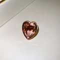 Dettaglio dell'anello con zircone a cuore champagne e montatura dorata lucida - Gemma Champagne Dorata