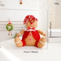 Detalle del peluche de jengibre navideño con chaleco rojo y medidas 19x18cm - Mujer de Jengibre Sentada