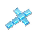 Dettaglio macro del ciondolo a croce con pietre blu quadrate incastonate in metallo argento - Colore Platino/Zircone Blu