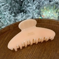 Detailed macro view of an elegant pink resin hair claw clip with golden French engraving - Jelly Apricot - Round Head 8-Tooth