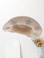 Detail van een beige cowboyhoedrand met glanzende zilveren lovertjes sterversiering - Broken Wit