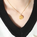 Collar de acero de titanio dorado con colgante de relieve de ola usado por modelo - 40+5cm / Dorado