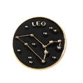 Broche émaillée ronde signe Lion dorée avec fond noir et carte de constellation Leo - Lion (XZ6181)