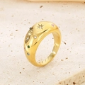 Detailopname van gouden vintage ring met gekleurde zirkoon en sterrengravure - US 8 / Goud (KR111578-GC)