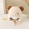 Dettaglio del cappello in peluche beige per neonati con orecchie da orso e fodera calda - Bianco Sporco / 1-3 Anni