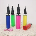 Set mit fünf bunten manuellen Ballonpumpen in Blau Grün Rosa Gelb und Rot aus Plastik - Große Flachdüse Luftpumpe / 29cm (Zufällige Farbe)