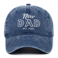 Detailweergave van New DAD EST. 2025 borduursel op een gewassen denim baseballcap - Marineblauw (DAD 2025)