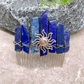 Vue détaillée du peigne en cristal lapis-lazuli fait main avec breloque soleil sur mousse verte - Lapis-lazuli Fil d'Argent Soleil d'Argent