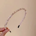 Dettaglio di un cerchietto rosa elegante con cristalli scintillanti e strass - Cristallo Rosa