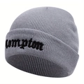 Unisex hellgraue Strickmütze mit Compton-Stickerei im Gothic-Stil und Rippenstruktur - Einheitsgröße / Grau